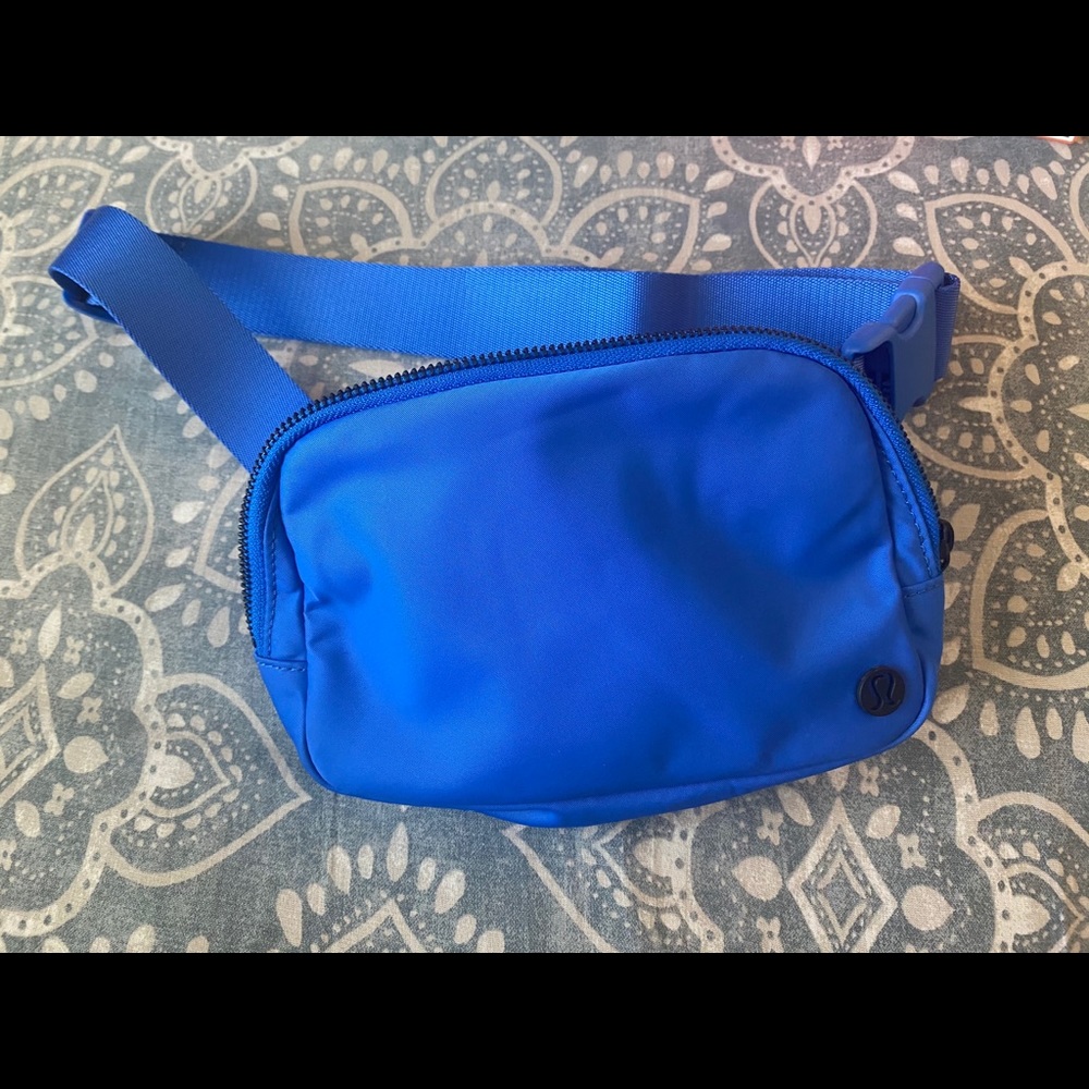 Lululemon everywhere belt bag